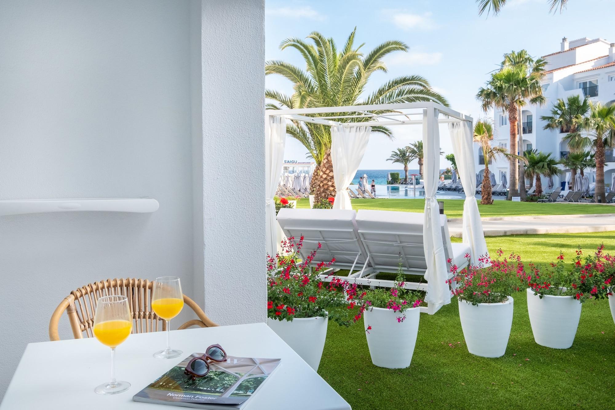 Fergus Style Carema Beach Aparthotel Cala en Bosch Esterno foto